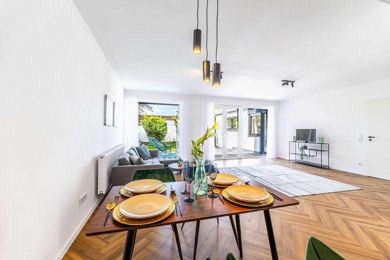Essplatz und helles Wohnzimmer