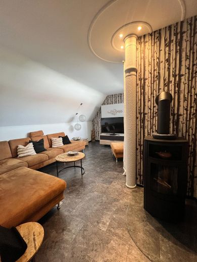 Mehrgenerationenhaus mit zwei Wohneinheiten, Garten und Pool – Wohnzimmer OG