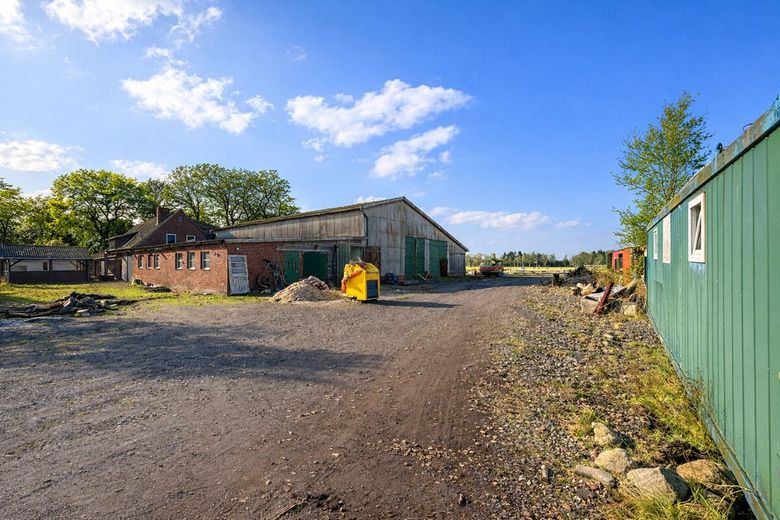 Großzügiger Resthof mit über 6,2 ha Land - ruhige Lage, vielseitige Nutzungsmöglichkeiten – Blick auf das Hofgebäude