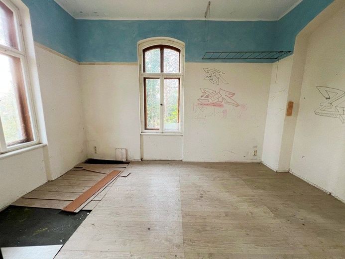 DENKMALGESCHÜTZTE VILLA AM ELBHANG – Zimmeransicht unsaniert