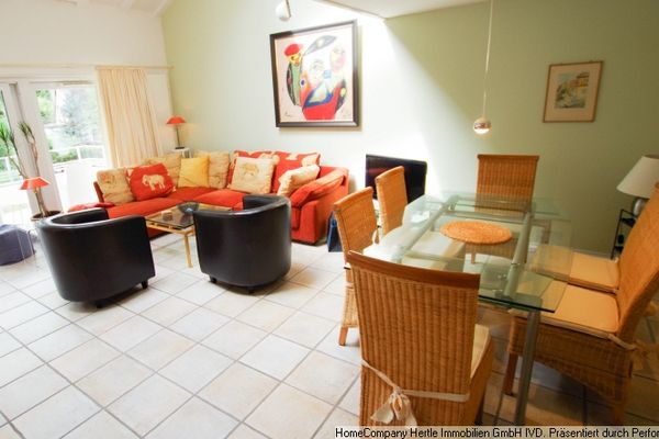 Spacieuse maisonnette au design loft très lumineux et ouvert, avec grand balcon ainsi qu’un mobilier vintage élégant, pour 3 à 12 mois à proximité immédiate du Lorettoberg, dans le quartier de Wiehre à Fribourg