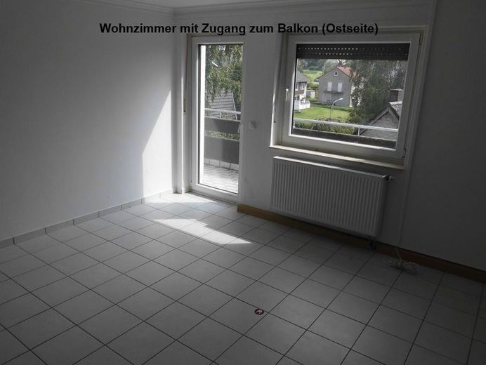 Ampio appartamento di 4 locali con balcone e garage - investimento – Wohnzimmer mit Balkonausgang