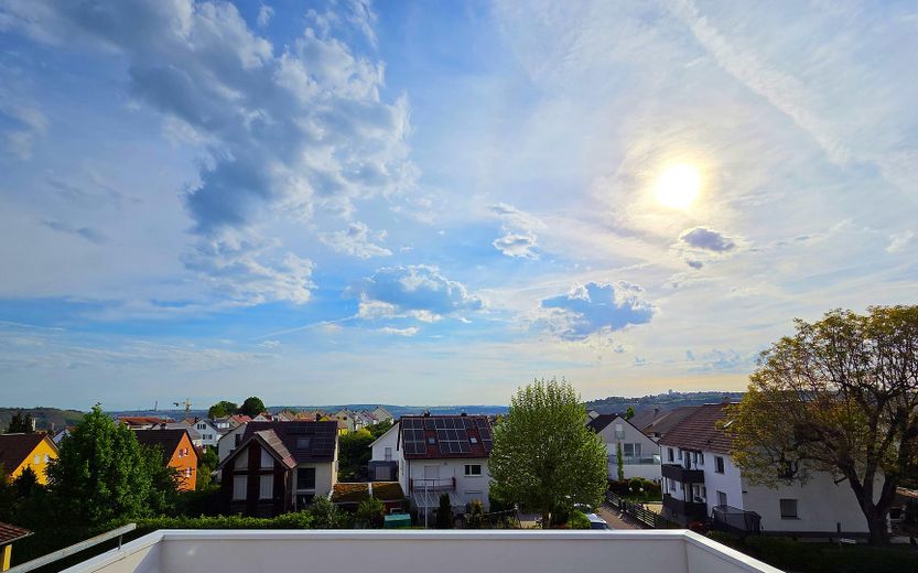 Hausgefühl: Eigener Hauseingang & 31 m² Panorama-Terrasse – Ausblick Panorama-Terrasse