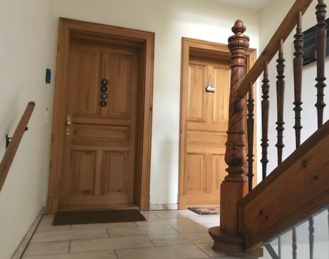 ruhige, helle 2-Raum Wohnung mit Parkettboden + Balkon + Küche – Treppenhaus