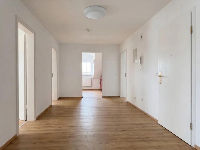 Renovierte 5-Zimmer-Dachgeschosswohnung mit Balkon, Garage und Effizienzklasse A+ – provisionsfrei – Diele — Mitte der Wohnung