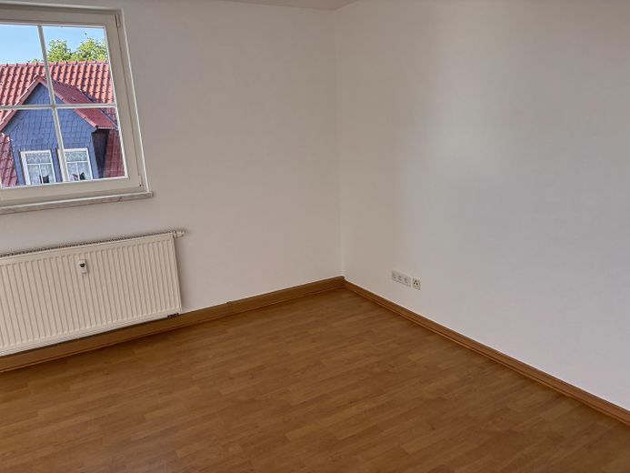 ruhige Dachgeschosswohnung mit hellen Räumen – Wohnzimmer