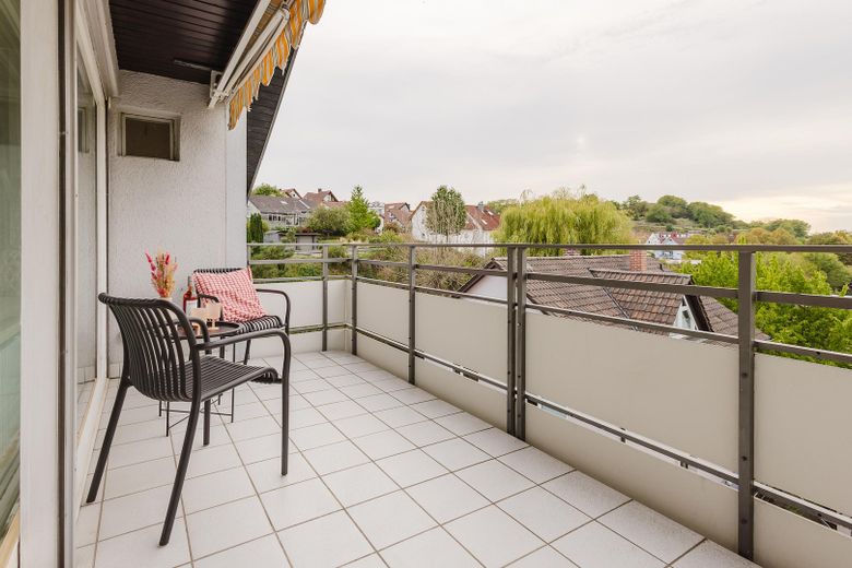 Frisch renovierte und bezugsfertige 3-Zimmerwohnung inkl. Parkplatz und mega Aussicht – Balkon