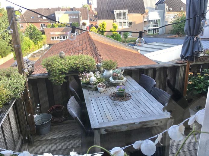 Stylowe mieszkanie na 2. piętrze w centrum miasta do wynajęcia – Balkon