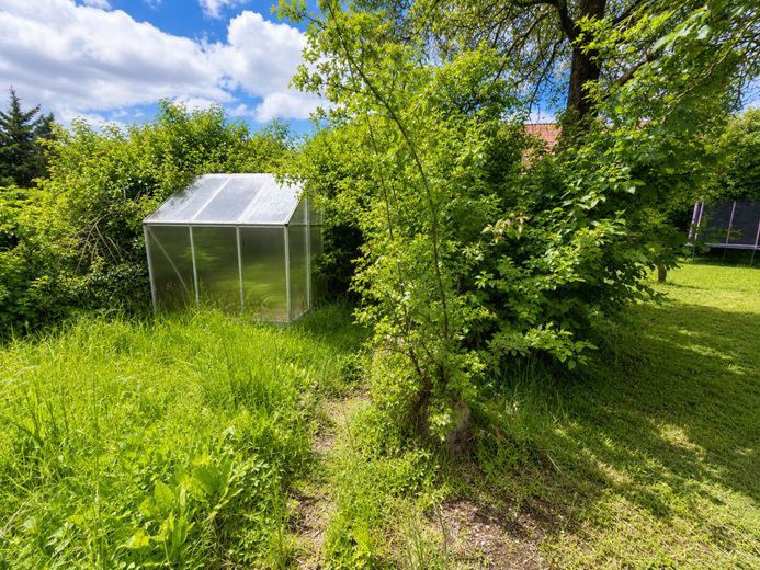 Familientraum mit Paradiesgarten - Schnuckeliges Haus - 5 Zimmer, Terrasse, Doppelgarage, Bestlage! – Gewächshaus und Gemüsebeet warten schon