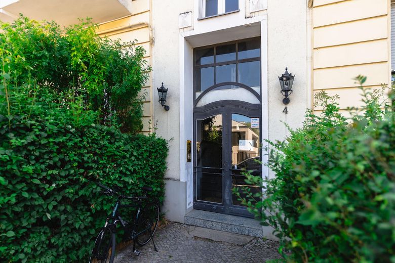 Provisionsfrei: Erstbezug am Volkspark Wilmersdorf, 3-Zi Stuck-Altbau, Balkon, Blicke über die Stadt – Der Hauseingang