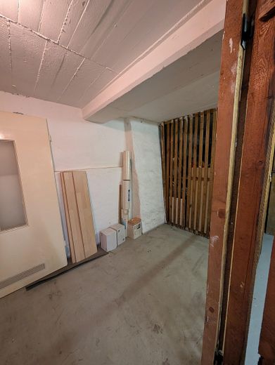 SW-Stadt semtinde keyifli daire: 2 oda, 3. kat, asansör, camlı balkon – Keller