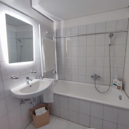 Stilvolles Wohnen mit Panoramablick – Frisch renoviert & komplett neu möbliert – Bad mit Badewanne