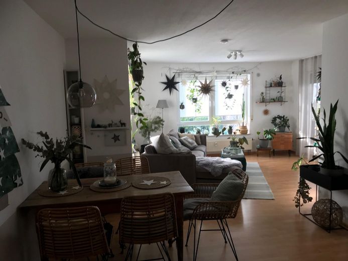 •Commission-free from private seller: Bright 3-room apartment with 2 balconies & underground garage – Wohn- Esszimmer