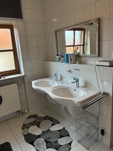 Gepflegtes Reiheneckhaus in ruhiger Lage – Bad im 1. Stock