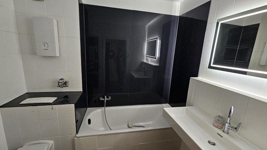 3-Zimmerwohnung am Bodensee mit Küche, Balkonen und Schwimmbad – WC und Wanne