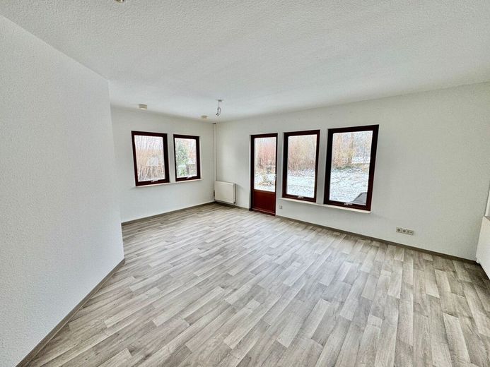 HORN IMMOBILIEN ++ ca. 8 km bis Neubrandenburg ++ ein großes Haus mit 5 Zimmern – Wohnzimmer