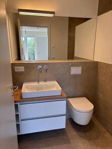 Exklusive 2-Zimmer-Neubauwohnung mit Balkon – Bad
