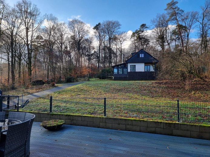 Landhaus mit zusätzliches Einfamilienhaus und großer Garage in Alleinlage im Wald – Gästehaus