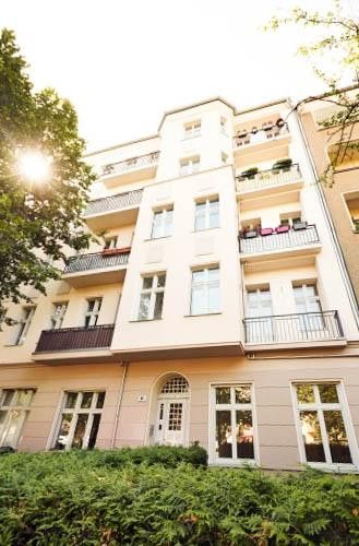 Bezugsfrei nach Vereinbarung: Geräumige Altbauwohnung mit großer Wohnküche – Fassade 