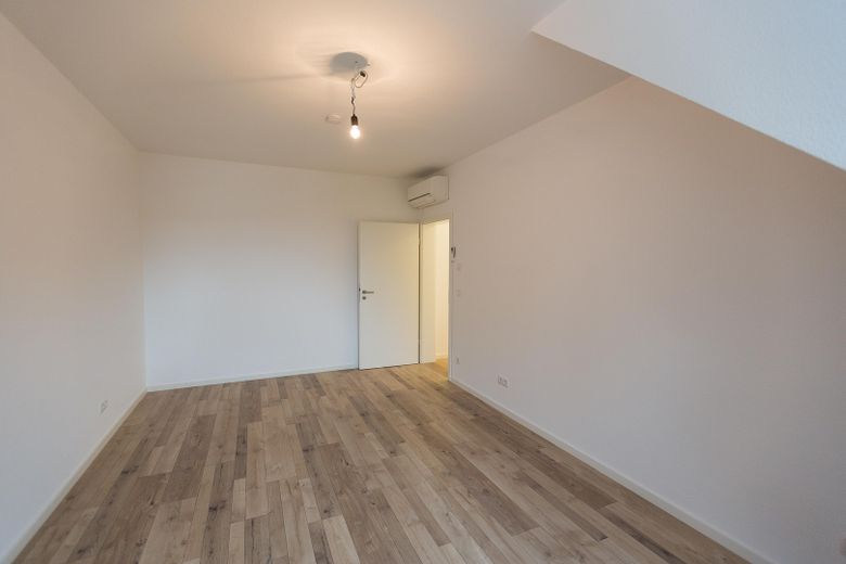Exklusive 3-Zimmer-Wohnung in Bad Vilbel (2016), 105 m², Balkon, 2 TG-Plätze mit Wallbox – Schlafzimmer m. Klimaanlage