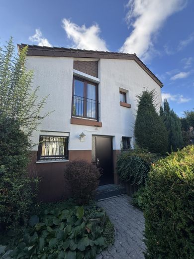 Casa indipendente e spaziosa in una posizione tranquilla e privilegiata (Bietigheim-Lug) – Hausansicht vom Fußweg