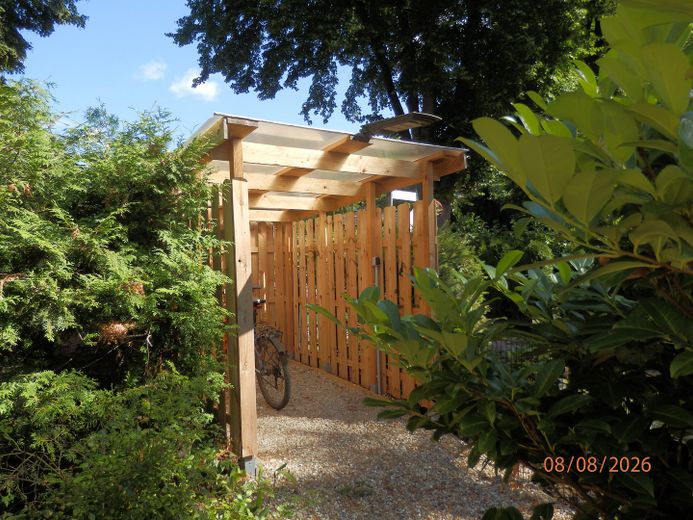 modernisierte Doppelhaushelfte mit zwei Wohnungen auf 403,50 qm Grundstück mit Garage – Zweiradstellplatz mit 220 V