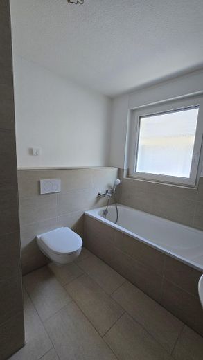 Derede yaşamak - bahçeli ve yeşilliğe bakan aile için modern yeni yapım sıra evi – Bad mit Badewanne