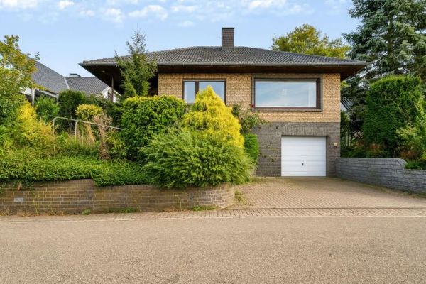Freistehendes Einfamilienhaus mit Garage auf dem Eltenberg