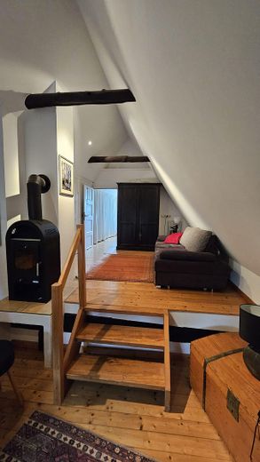 Da privato: casa storica modernizzata con tetto di paglia in posizione idilliaca – Gästezimmer mit Kaminofen OG
