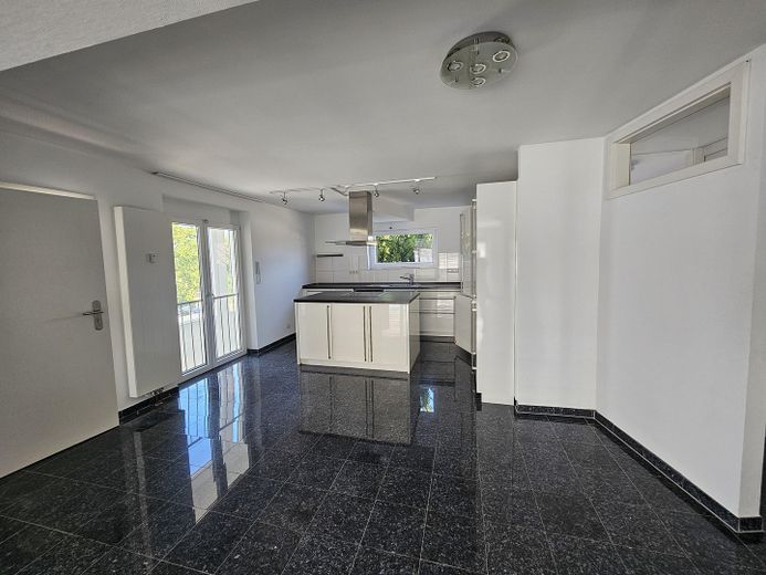 Großzügige Maisonette im Architektenhaus mit Kamin, Balkon & Albblick – ideal für 1–2 Personen – Eingang (1. OG)