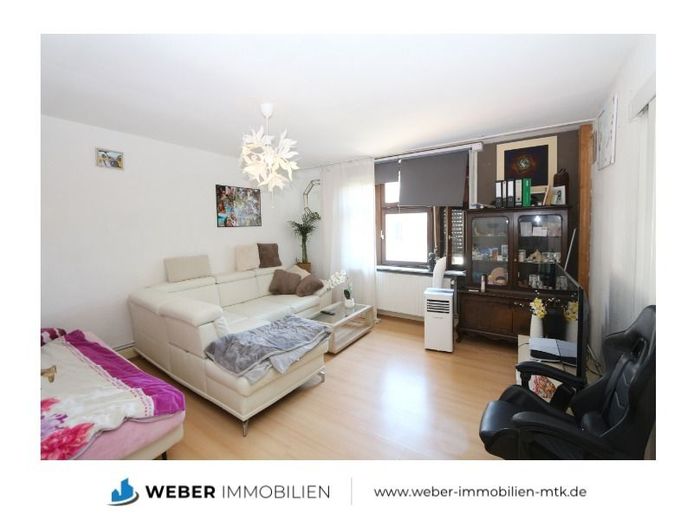 Verkauf im Bieterverfahren +++ provisionsfrei +++Sanierungsobjekt mit Ausbaupotenzial in Hattersheim – Wohnzimmer 1. OG