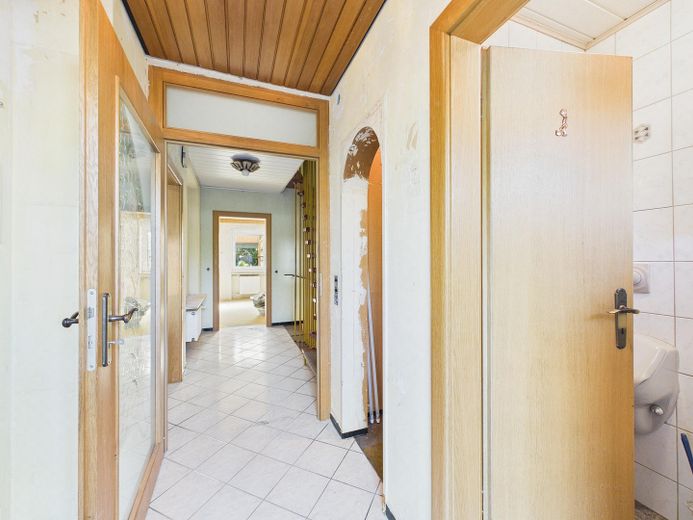 Edles Reihenmittelhaus in gepflegter Umgebung – EG Flur mit Windfanggtür