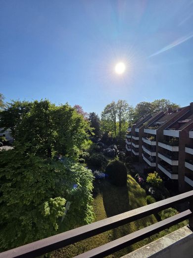Splendido appartamento all'ultimo piano con camino, due balconi e vista sul verde – Blick ins Grüne