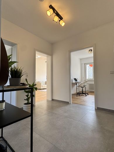 Ubicación perfecta, renovada con materiales de alta calidad: exclusivo apartamento de 3 habitaciones – Eingangsbereich 3