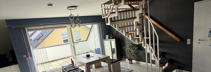 Zadbana 4,5-pokojowa maisonette z balkonem i kuchnią zabudowaną w Brühl, bez prowizji – Wohn- und Essbereich