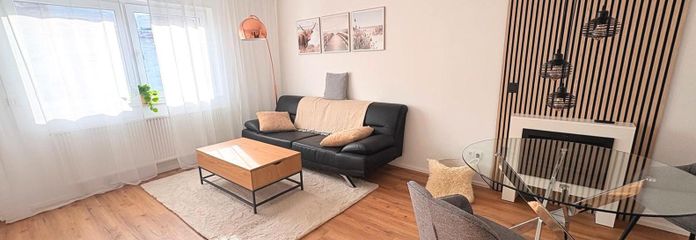 Moderne 3,5-Zimmer-Maisonette möbliert mit Heimkino, Wallbox & Klimaanlage – OG: Wohnzimmer