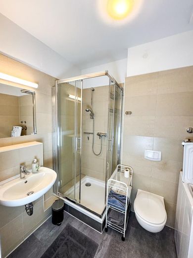 Geräumige 2 Zimmer Wohnung zentral in Prenzlauer Berg – Badezimmer