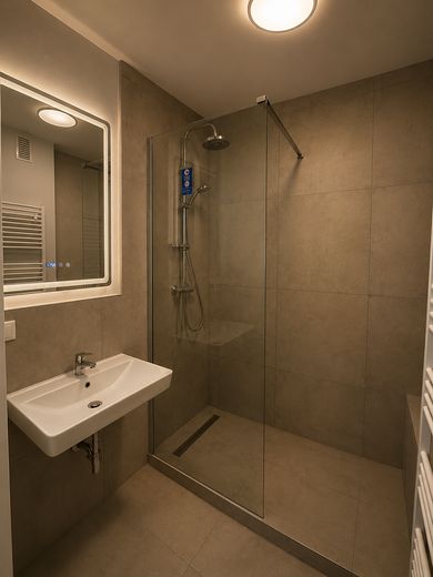 Frisch sanierte WG als attraktive Kapitalanlage mit 6 % Rendite – Badezimmer