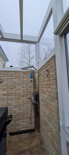 More than a house: exceptional property with plenty of space for living, working and your own ideas – Außendusche im Wintergarten
