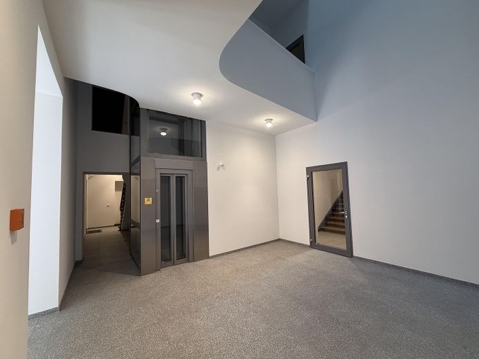 Treppenhaus mit Fahrstuhl