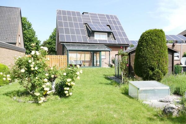 Einfamilienhaus mit Einliegerwohnung, PV-Anlage 14,05 kWp, Terrassenüberdachung und großen Garten