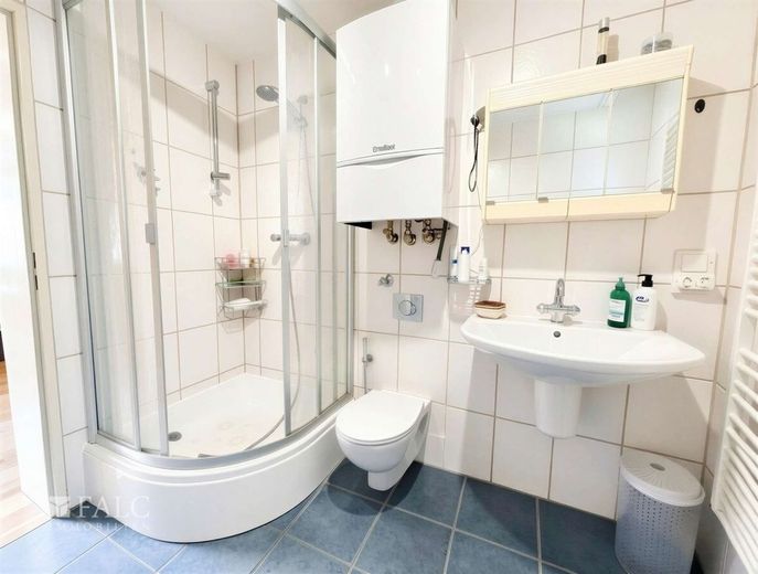 Charmantes Familienhaus mit zwei Wohneinheiten, traumhaftem Garten und großem Entwicklungspotenzial – Badezimmer EG