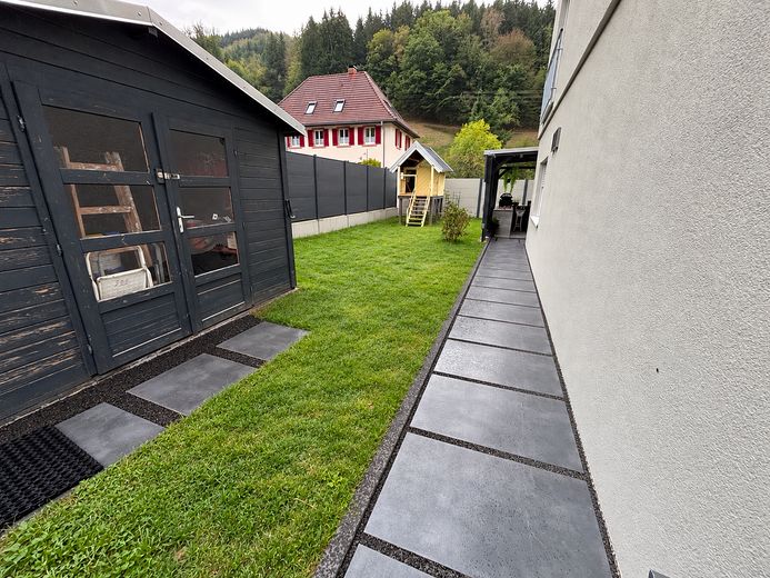 Modernes Zweifamilienhaus mit Einliegerwohnung in Elzach-Oberprechtal – Gartenansicht