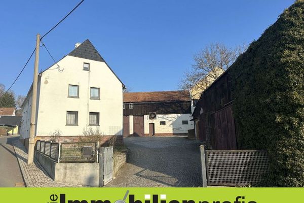 Plauen 4 km: Ahırlar, bahçe ve yapı arsası bulunan üç taraflı çiftlik