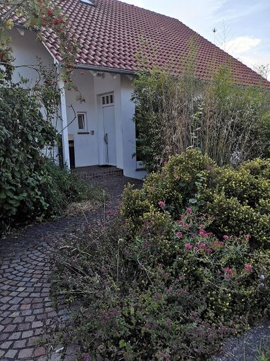 Sonnige Aussichtslage – Hauseingang