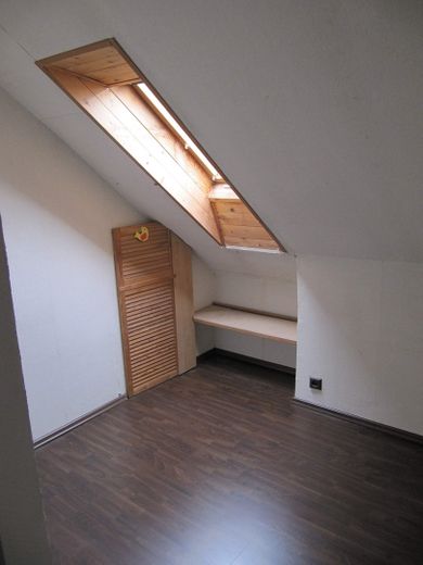 TOP LAGE LAUFAMHOLZ: LAUFEND UND UMFANGREICH MODERNISIERTES -- 6-ZIMMER-RMH MIT EINZELGARAGE. – kleiner Raum 2tes OG