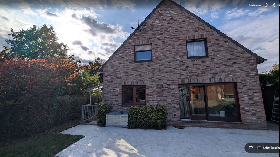 Haus vom Garten mit Terrasse