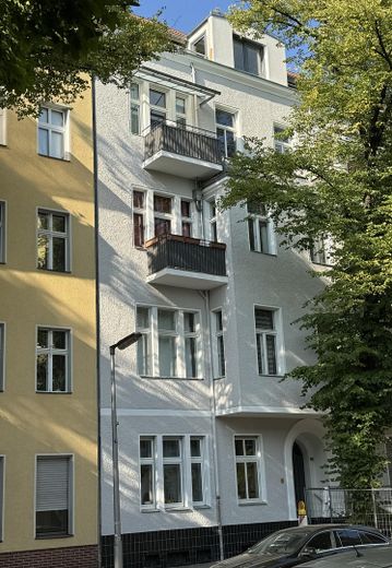 Obra nueva: Ático con terraza orientada al sur y cocina equipada - en Reinickendorf/Mitte – Straßenansicht