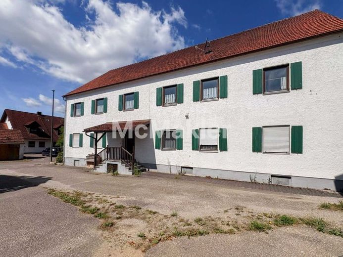 Sanierungsbedürftiges Zweifamilienhaus mit großem Entwicklungspotenzial auf 1100m² Grundstücksfläche – Foto 1