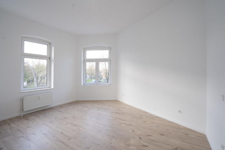 Provisionsfrei: Renoviert & bezugsfrei – 2,5-Zimmer-Wohnung zum Einziehen oder Vermieten! – Wohnzimmer - 1